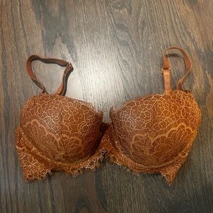 Victoria’s secret Bra size 32c (BARELY USED)